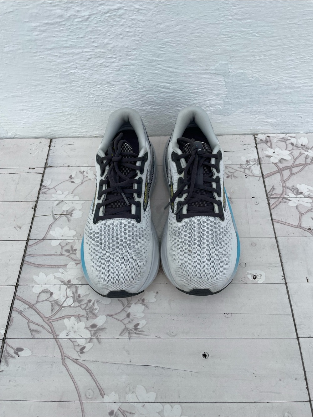 Brooks Men's Running Shoes - Light Gray with Blue Accents